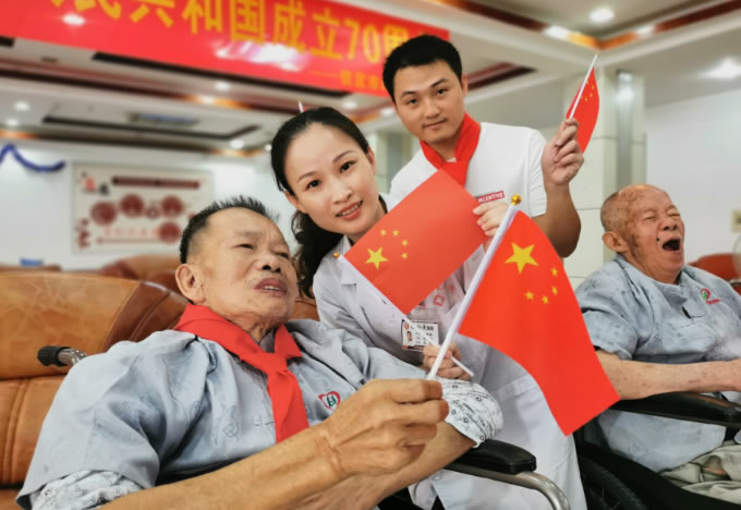 2019年老人一起欢庆国庆70周年